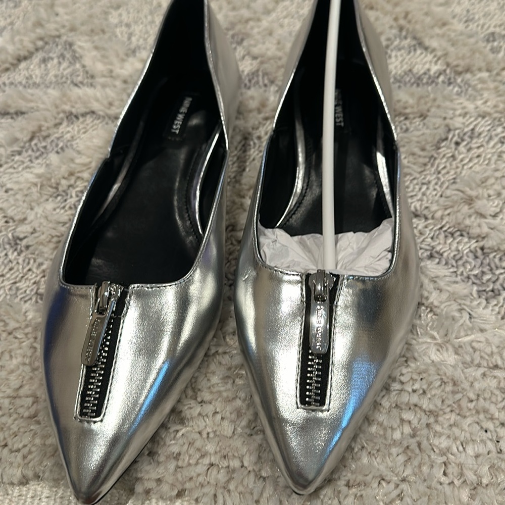 Brand new Nine West metallic flats